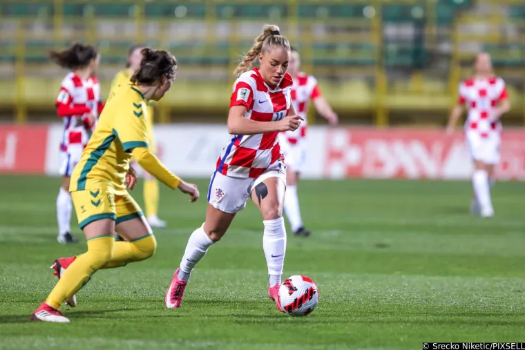 Pa niste je valjda zaboravili, zanosna hrvatska sporta&scaron;ica 'zavodi' fotkom s plaže: 'Apsolutno savr&scaron;ena'