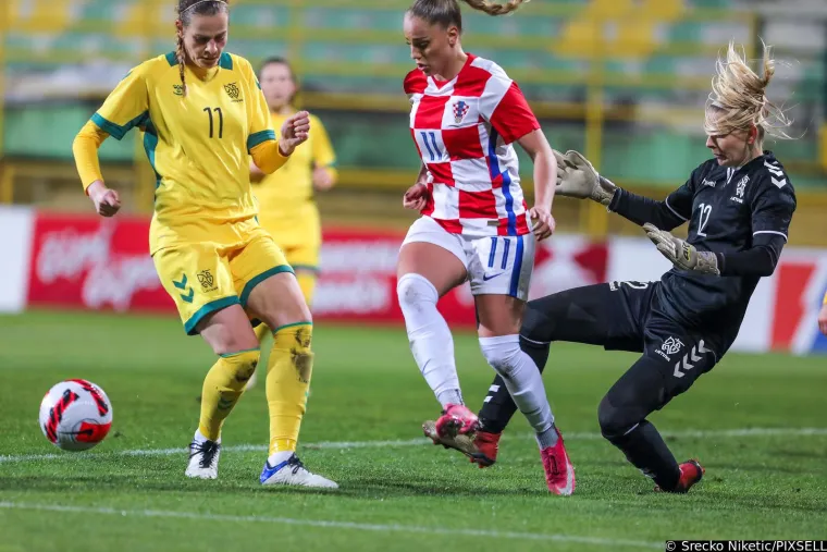 Pa niste je valjda zaboravili, zanosna hrvatska sporta&scaron;ica 'zavodi' fotkom s plaže: 'Apsolutno savr&scaron;ena'