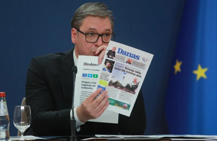 Brnabić zamišljena, a Vučić nikad nije izgledao tužnije dok je pokazivao novine i objašnjavao šokantan scenarij