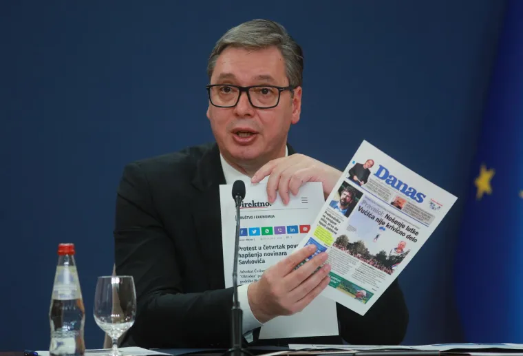 Brnabić zamišljena, a Vučić nikad nije izgledao tužnije dok je pokazivao novine i objašnjavao šokantan scenarij
