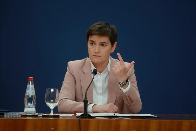 Brnabić zamišljena, a Vučić nikad nije izgledao tužnije dok je pokazivao novine i objašnjavao šokantan scenarij