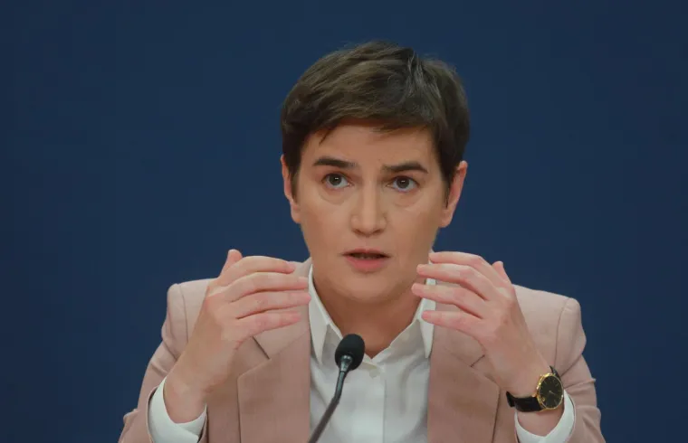 Brnabić zamišljena, a Vučić nikad nije izgledao tužnije dok je pokazivao novine i objašnjavao šokantan scenarij