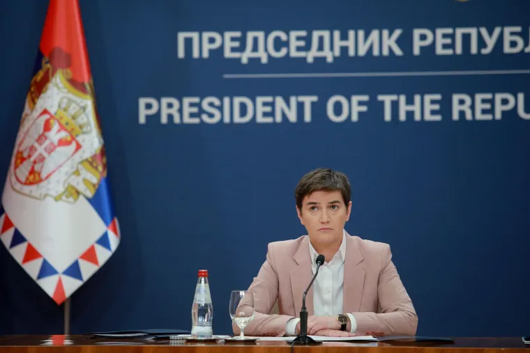 Brnabić zamišljena, a Vučić nikad nije izgledao tužnije dok je pokazivao novine i objašnjavao šokantan scenarij