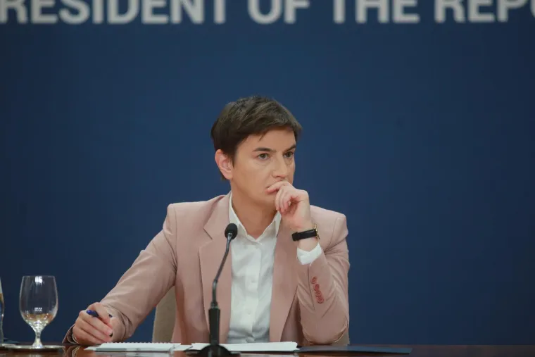 Brnabić zamišljena, a Vučić nikad nije izgledao tužnije dok je pokazivao novine i objašnjavao šokantan scenarij
