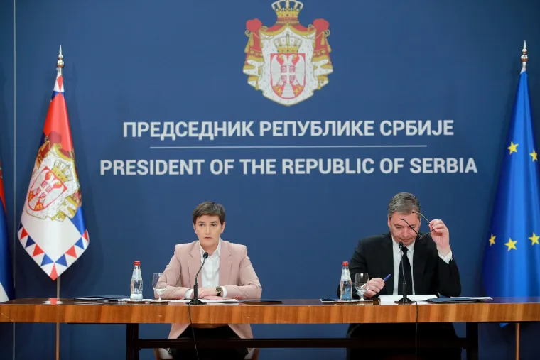 Brnabić zamišljena, a Vučić nikad nije izgledao tužnije dok je pokazivao novine i objašnjavao šokantan scenarij