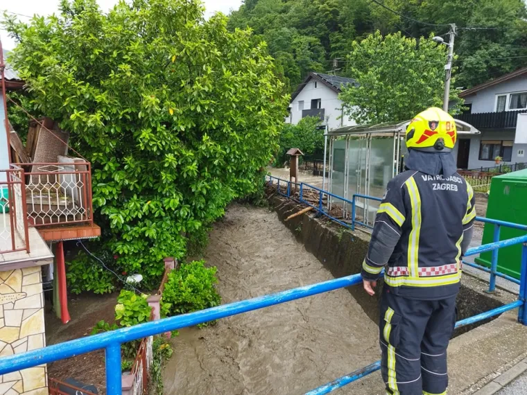 Pogledajte kako nakon nevremena izgleda odlazak na Sljeme. Vatrogasci jo&scaron; uvijek saniraju &scaron;tetu