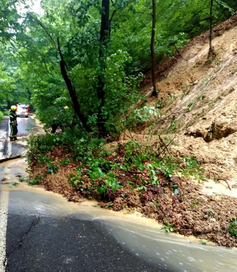 Pogledajte kako nakon nevremena izgleda odlazak na Sljeme. Vatrogasci jo&scaron; uvijek saniraju &scaron;tetu