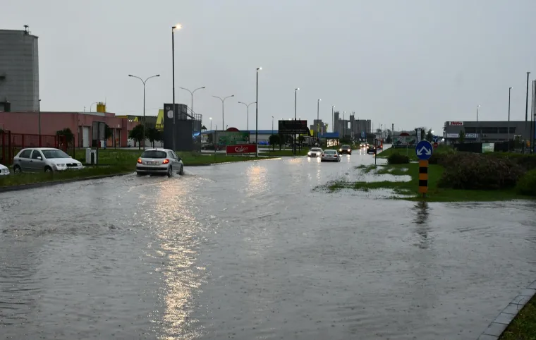 Kolaps u Požegi: Nevrijeme potopilo ulice, kuće i podrume. Automobili ostali zarobljeni u vodi