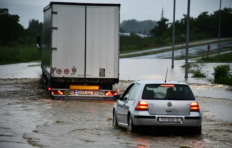 Kolaps u Požegi: Nevrijeme potopilo ulice, kuće i podrume. Automobili ostali zarobljeni u vodi