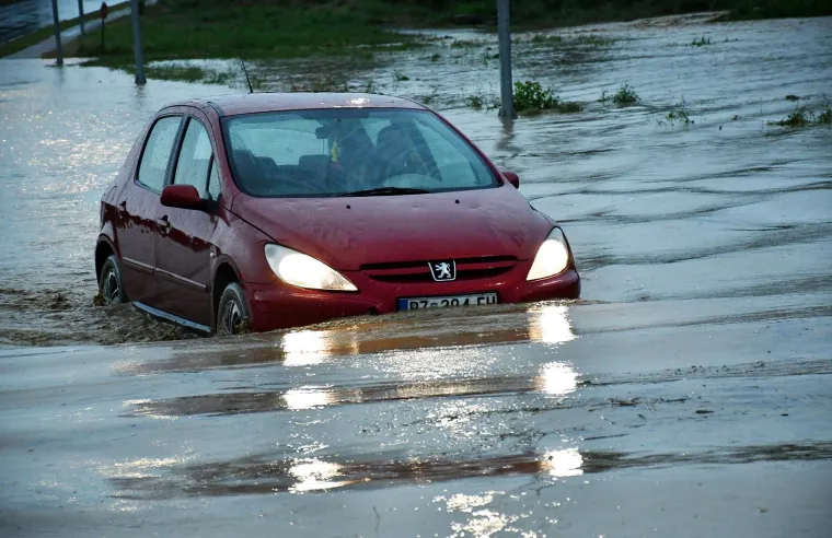 Kolaps u Požegi: Nevrijeme potopilo ulice, kuće i podrume. Automobili ostali zarobljeni u vodi