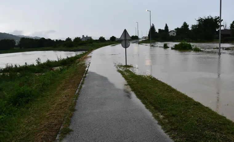 Kolaps u Požegi: Nevrijeme potopilo ulice, kuće i podrume. Automobili ostali zarobljeni u vodi