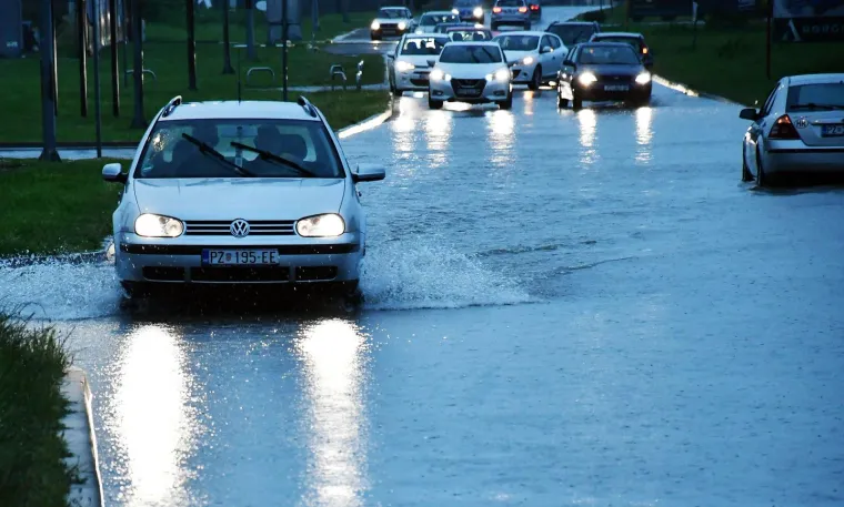 Kolaps u Požegi: Nevrijeme potopilo ulice, kuće i podrume. Automobili ostali zarobljeni u vodi