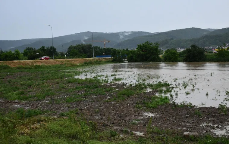 Kolaps u Požegi: Nevrijeme potopilo ulice, kuće i podrume. Automobili ostali zarobljeni u vodi