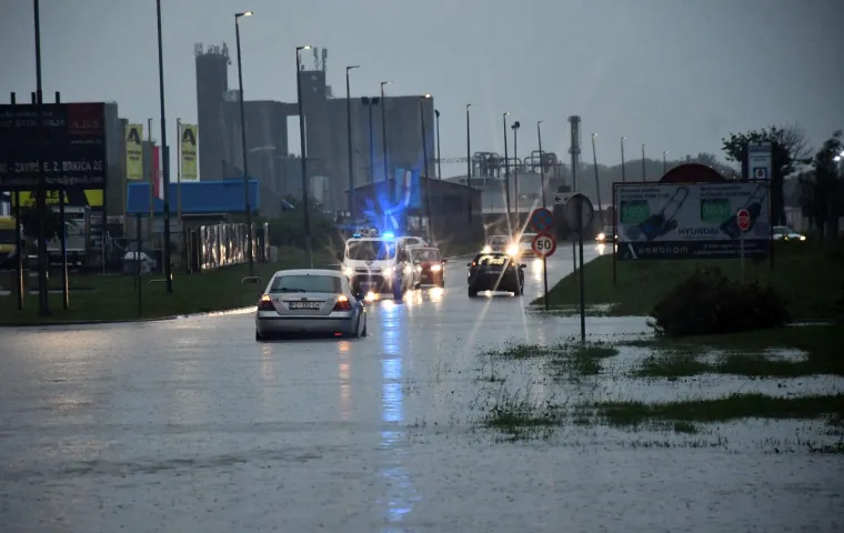 Kolaps u Požegi: Nevrijeme potopilo ulice, kuće i podrume. Automobili ostali zarobljeni u vodi