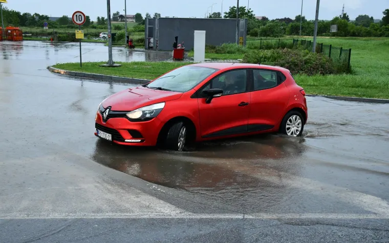 Kolaps u Požegi: Nevrijeme potopilo ulice, kuće i podrume. Automobili ostali zarobljeni u vodi