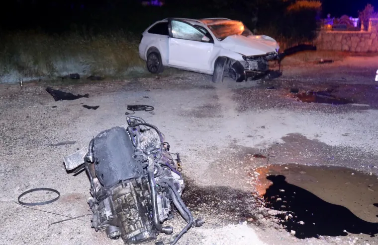 Prizori užasa kod Sinja: U stravičnoj prometnoj nesreći poginule dvije osobe, auti su uni&scaron;teni do neprepoznatljivosti