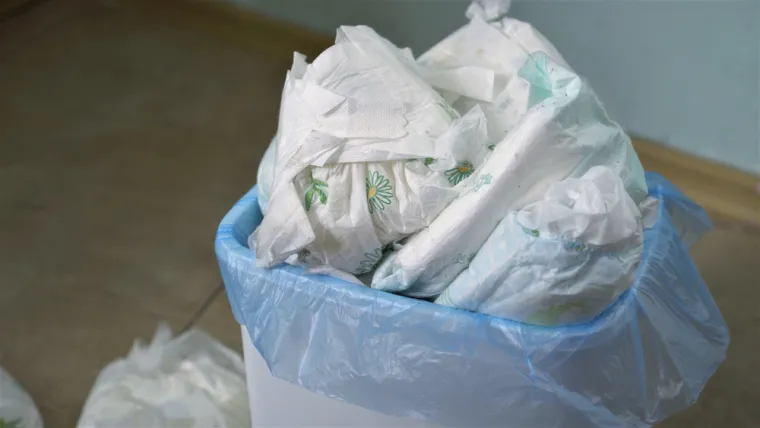 U plave spremnike ne smiješ odlagati: - indigo papir, ugljeni papir, fotografije i fotopapir, - zauljeni i prljavi papir, gumirane etikete, pelene i slično. 