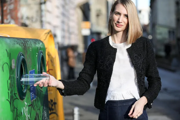 U zelene spremnike za staklo smiješ odlagati: - samo staklenu ambalažu poput boca, staklenki i sličnog.