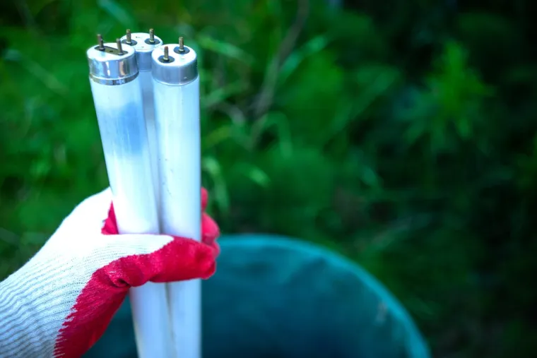 U zelene spremnike ne smiješ odlagati: - prozorsko staklo, automobilsko staklo, kristalno i optičko staklo, armirano staklo, laboratorijsko staklo, staklenu vunu, - žarulje i fluorescentne svjetiljke, - porculanski i keramički predmeti. 