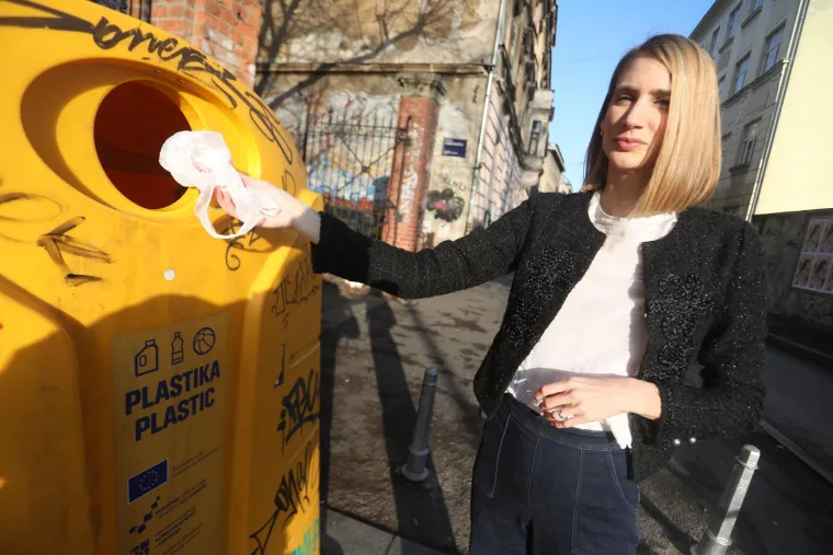 U žute spremnike za plastiku (i metal) trebaš odlagati: - polietilenske vrećice, folije, filmove, mjehurastu ambalažu – na sebi mogu imati oznake: PE-HD, PE-LD, PET, PP i sl.; - boce od jestivog ulja, destilirane vode, sredstava za čišćenje i pranje, kozmetike, lijekova (osim citostatika), prehrambenih proizvoda i sl. – na sebi mogu imati oznake: PE- HD, PE-LD, PP i sl.; - čaše i posude od jogurta, sira i sl. - mogu imati na sebi oznake: PS, PP i dr.; - ambalažu za razne prehrambene proizvode od pjenastog polistirena (stiropora) – na sebi mogu imati oznaku EPS i sl.; - višeslojnu ambalažu (tetrapak), - ostale proizvode od plastike: boce za osvježavajuće napitke, čepove, plastične tanjure, pribor za jelo i sl. – na sebi mogu imati oznake: PE-HD, PP, PVC, PS, PET i sl.; - konzerve od hrane i limenke od pića. 