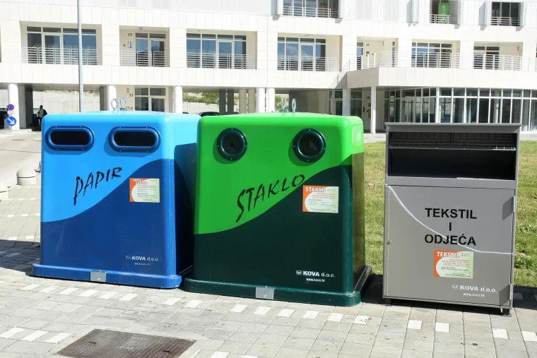 U spremnike za otpadni tekstil trebaš odlagati: - odjeću, ručnike, posteljinu, zavjese - šešire i kape - torbe i krpene igračke - ostale otpadne tekstilne proizvode. 