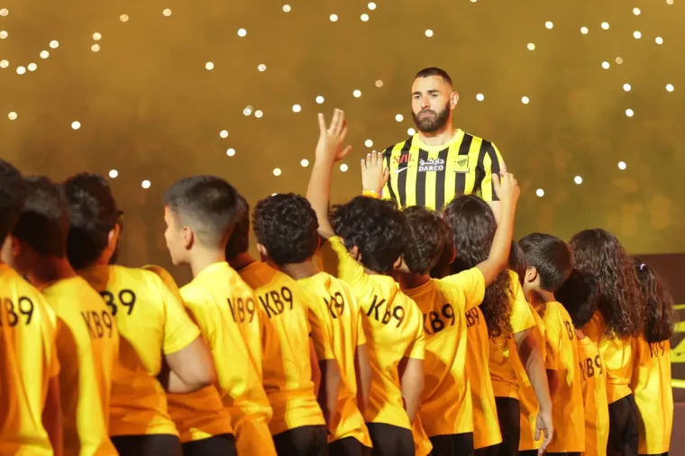 Karim Benzema predstavljen u novom klubu: Na pozornici mu se pridružio predsjednik s misterioznim kovčegom i stadion je brzo nakon toga 'eksplodirao'
