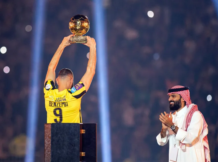 Karim Benzema predstavljen u novom klubu: Na pozornici mu se pridružio predsjednik s misterioznim kovčegom i stadion je brzo nakon toga 'eksplodirao'
