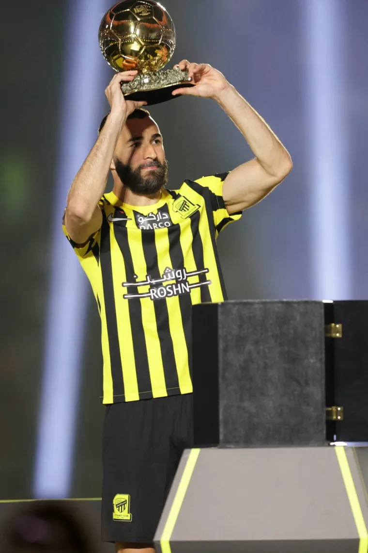 Karim Benzema predstavljen u novom klubu: Na pozornici mu se pridružio predsjednik s misterioznim kovčegom i stadion je brzo nakon toga 'eksplodirao'