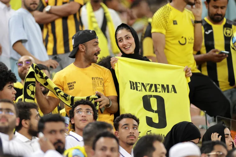 Karim Benzema predstavljen u novom klubu: Na pozornici mu se pridružio predsjednik s misterioznim kovčegom i stadion je brzo nakon toga 'eksplodirao'