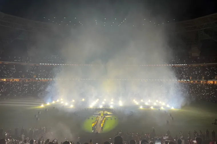 Karim Benzema predstavljen u novom klubu: Na pozornici mu se pridružio predsjednik s misterioznim kovčegom i stadion je brzo nakon toga 'eksplodirao'