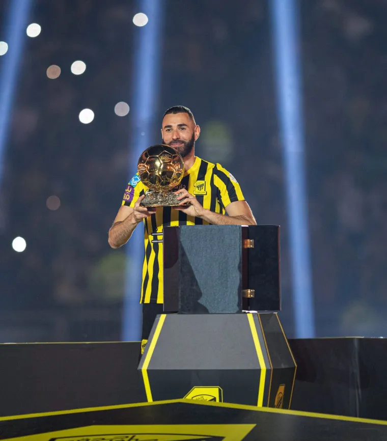 Karim Benzema predstavljen u novom klubu: Na pozornici mu se pridružio predsjednik s misterioznim kovčegom i stadion je brzo nakon toga 'eksplodirao'