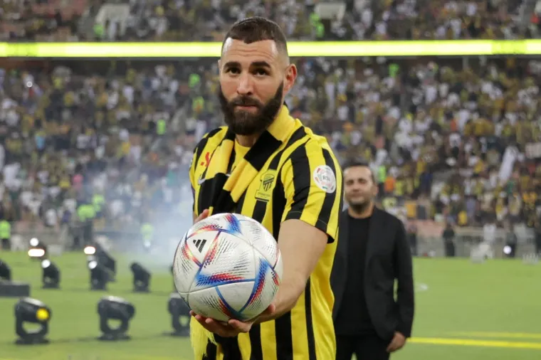 Karim Benzema predstavljen u novom klubu: Na pozornici mu se pridružio predsjednik s misterioznim kovčegom i stadion je brzo nakon toga 'eksplodirao'
