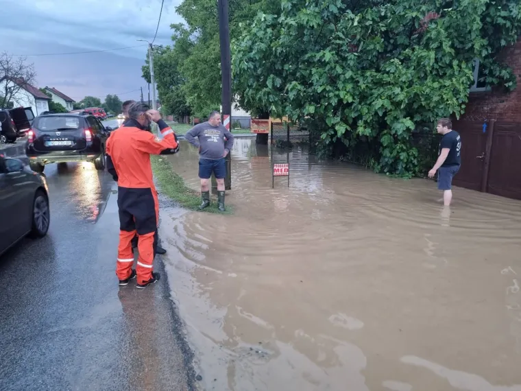 Ispumpavali kuće, izvlačili automobile, postavljali zečje nasipe. Ovako izgleda jučerašnje nevrijeme u brojkama