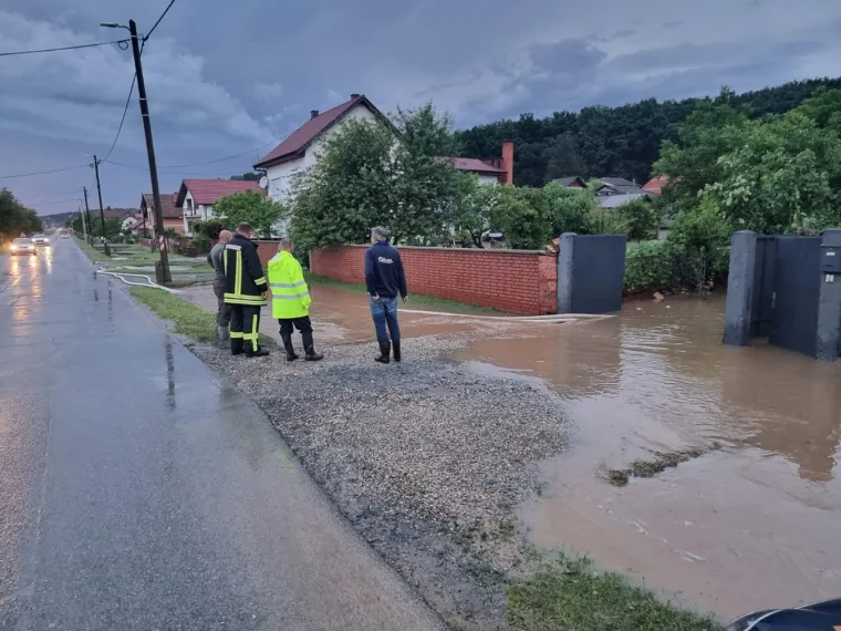 Ispumpavali kuće, izvlačili automobile, postavljali zečje nasipe. Ovako izgleda jučerašnje nevrijeme u brojkama