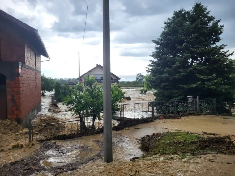 Ispumpavali kuće, izvlačili automobile, postavljali zečje nasipe. Ovako izgleda jučerašnje nevrijeme u brojkama