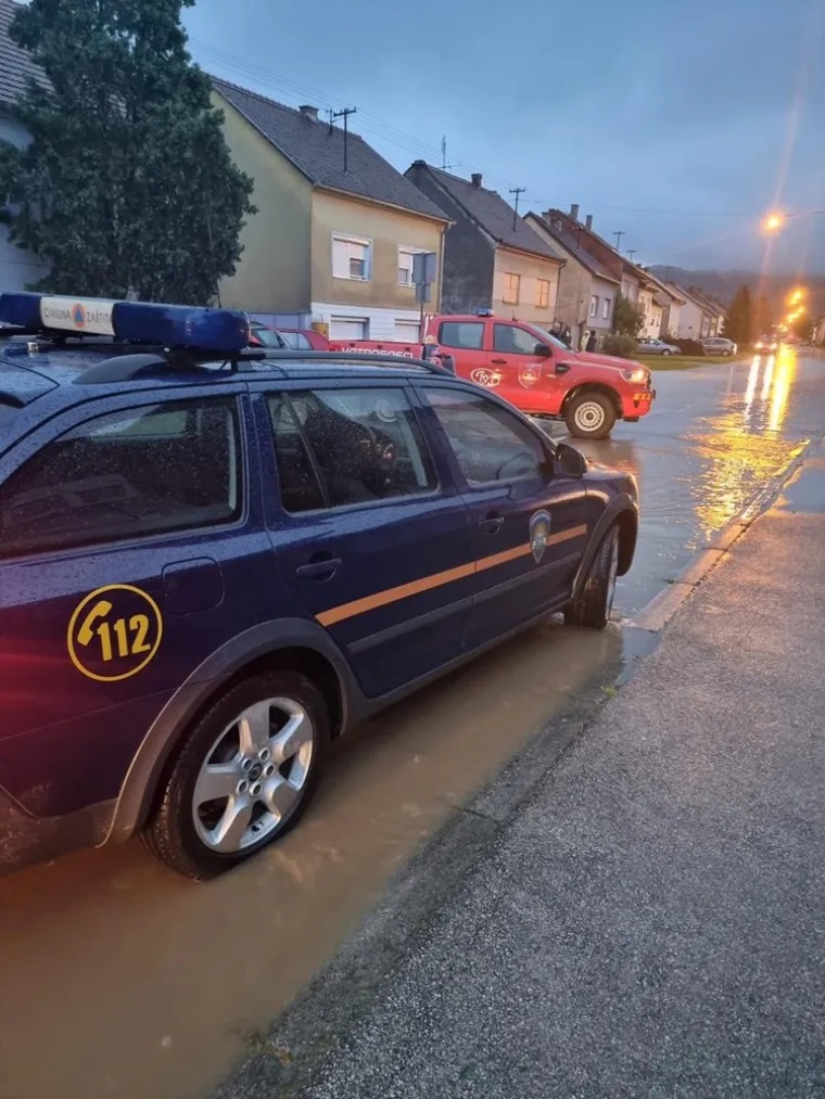 Ispumpavali kuće, izvlačili automobile, postavljali zečje nasipe. Ovako izgleda jučerašnje nevrijeme u brojkama