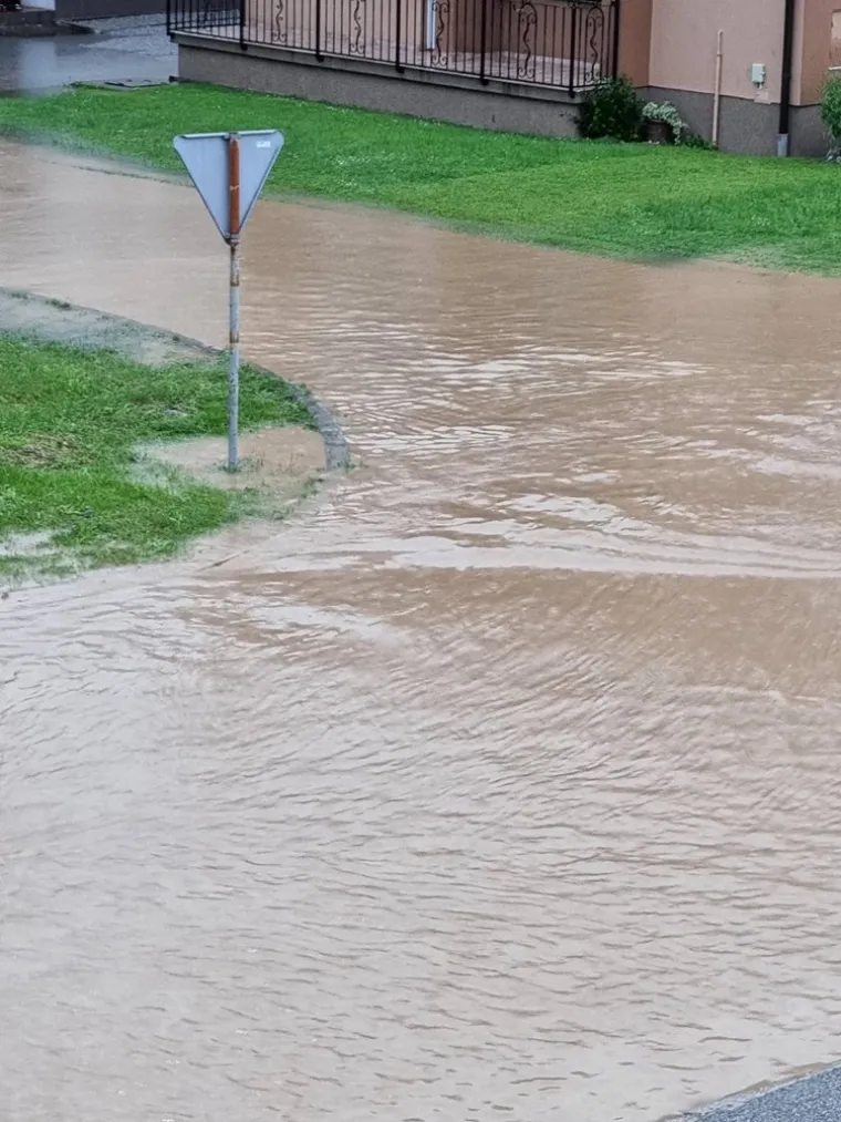 Ispumpavali kuće, izvlačili automobile, postavljali zečje nasipe. Ovako izgleda jučerašnje nevrijeme u brojkama