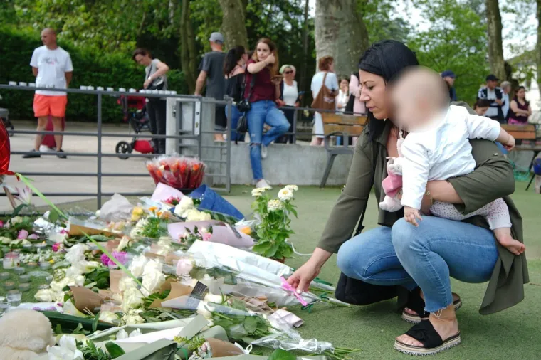 Građani odali počast djeci izbodenoj na igralištu. Premijerka objavila i da su sva operirana