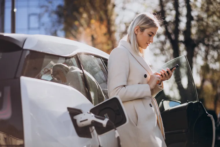 1. Bolji su za okoliš. Jedna od glavnih prednosti električnih vozila može se činiti očitom, ali previše je važna da bi se zanemarila: prednost za okoliš. Električni automobili proizvode znatno manje emisija od automobila na plin ili benzin, ne samo tijekom uporabe, već i tijekom cijelog životnog ciklusa vozila. To može pomoći u smanjenju onečišćenja zraka i ublažiti klimatske promjene.