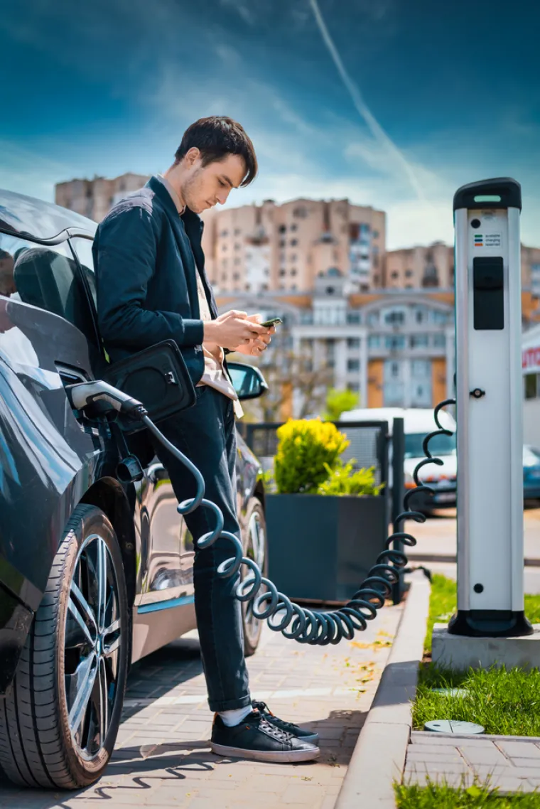 3. Jeftiniji su i lakši za održavanje. S manje dijelova, bez motora s unutarnjim izgaranjem, bez ulja, s manjim trošenjem kočnica i dijelovima koji zahtijevaju malo ili nimalo redovitog održavanja, električni automobili imaju niže troškove popravka i održavanja od onih na plin ili benzin. Manji troškovi i zahtjevi za održavanje mogu vozačima električnih vozila uštedjeti puno vremena, novca i glavobolja.