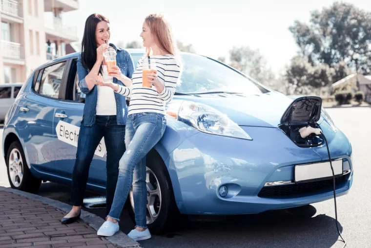 8. Više opcija električnih vozila postaje dostupno. Bilo da tražite limuzinu, SUV ili čak kamionet, na tržištu već postoji nekoliko izvrsnih opcija za električne automobile, a njihov broj će se povećavati u nadolazećim godinama. Bez obzira koju vrstu automobila tražite ili koliki vam je budžet, možete pronaći svoje idealno električno vozilo.