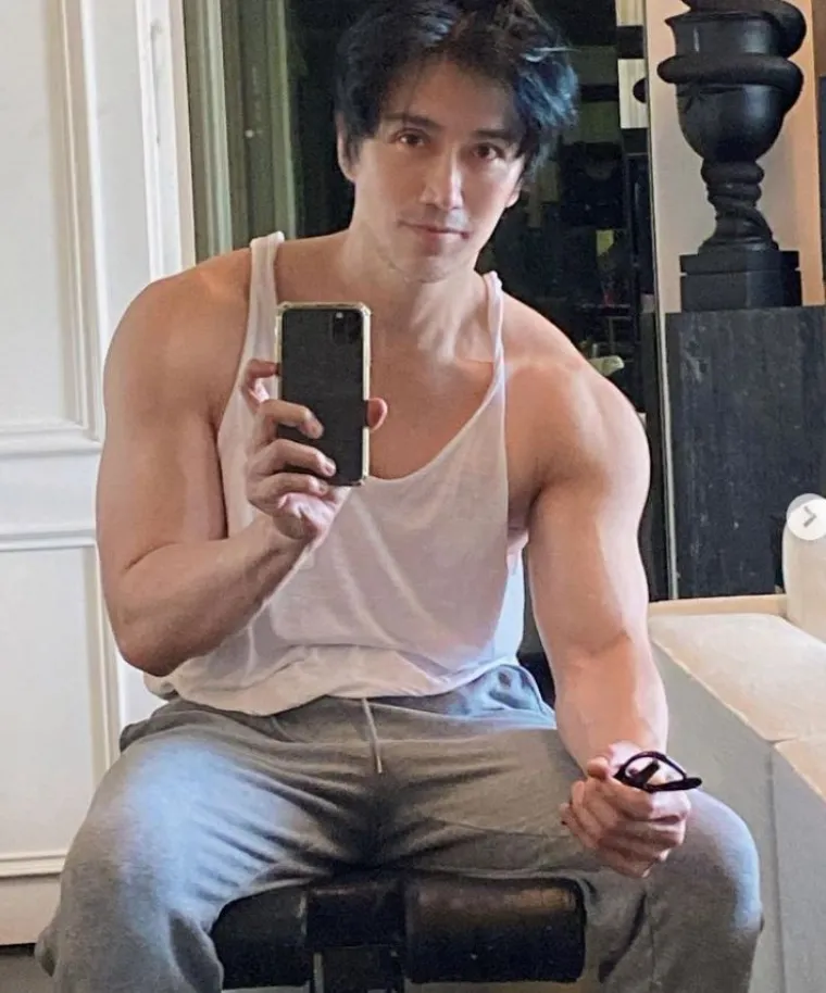 Za ovim 'bombonom' uzdi&scaron;u žene i mu&scaron;karci: Izgleda kao da mu je 20, a možda se &scaron;okirate kad vidite koliko godina ima