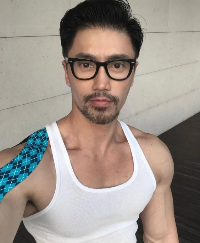 Za ovim 'bombonom' uzdi&scaron;u žene i mu&scaron;karci: Izgleda kao da mu je 20, a možda se &scaron;okirate kad vidite koliko godina ima