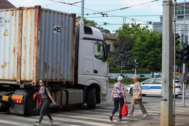 Kamion zapeo za električne tramvajske vodove na križanju Držićeve i Branimirove