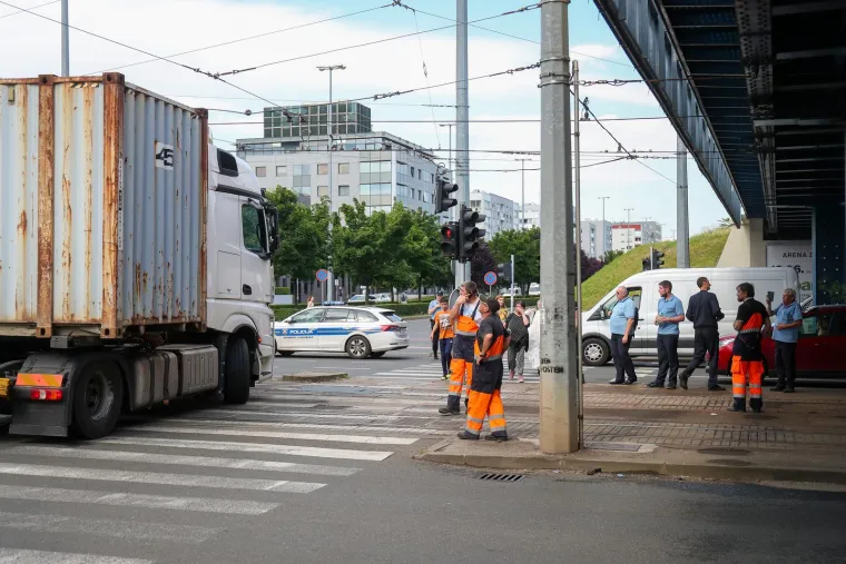 Kamion zapeo za električne tramvajske vodove na križanju Držićeve i Branimirove
