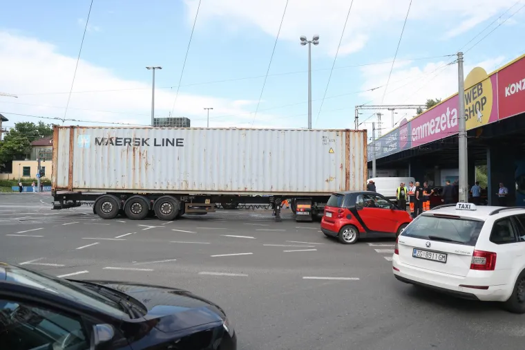 Kamion zapeo za električne tramvajske vodove na križanju Držićeve i Branimirove