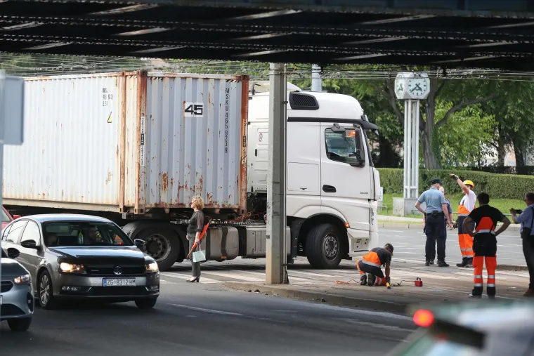Kamion zapeo za električne tramvajske vodove na križanju Držićeve i Branimirove