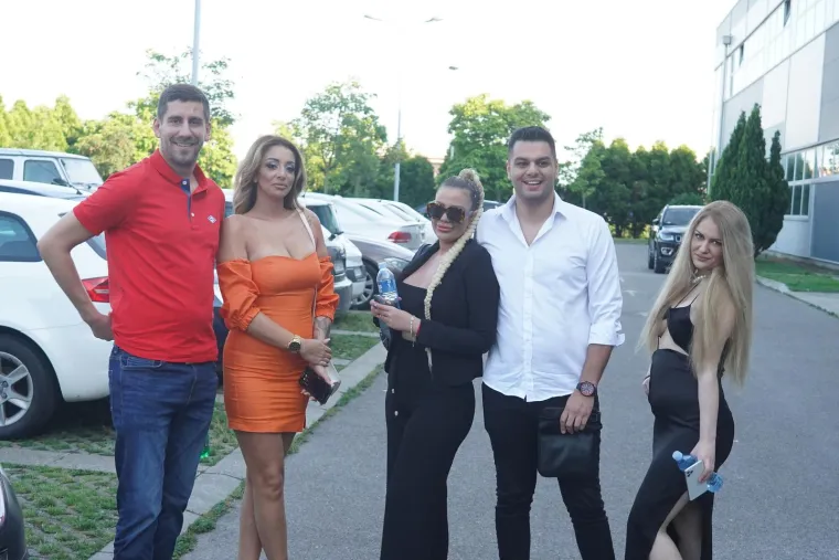 Zvijezde u Beogradu nisu propustile pohvaliti se dekolteima i prorezima, ali čini se da su pokazale i više no što su htjele