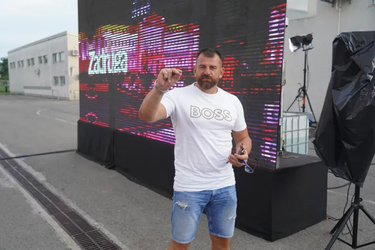 Zvijezde u Beogradu nisu propustile pohvaliti se dekolteima i prorezima, ali čini se da su pokazale i više no što su htjele