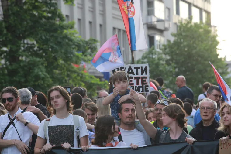 Jesu ovo braća Dalton? I na &scaron;estom masovnom prosvjedu u Beogradu građani vikali: 'Vučiću odlazi'